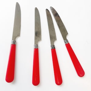 Set di 4 coltelli da burro vintage con manico in lucite rossa, posate in acciaio inossidabile, utensili da cucina, argenteria da picnic e patio, kitsch