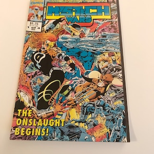 Può includere: Una copertina di fumetto con un'illustrazione colorata di diversi supereroi in una scena di battaglia. La copertina è intitolata "Mystech Wars" e il motto recita "The Onslaught Begins!"