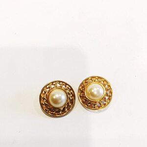 Vintage Floral Clip-on Earrings Gold-tone with Faux Pearl Center Flower Clip-ons Costume Fashion Jewelry Clip On 90's 80's