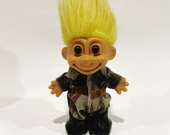 Muñeca troll Russ vintage: traje de camuflaje militar de los años 90, cabello amarillo