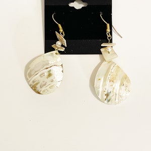 Mother of Pearl Dangle Earrings Vintage 90s Seashell Earrings Drop Dangle Retro Style Teardrop Shape Beach Tropical Sea Shell Earrings