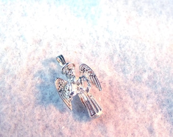Angel Sterling Silver Pendant Necklace: Diamond Cut Chain