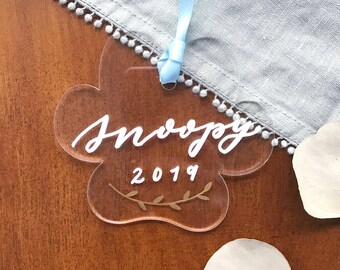 Adorno para perro personalizado: huella de pata acrílica con letras a mano, regalo conmemorativo para tu perro.