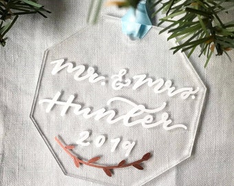 Adorno personalizado de Sr. y Sra.: Regalo de recién casados en acrílico con letras a mano