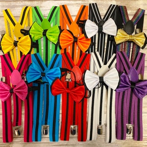 Puede incluir: Diez pares de tirantes con rayas y pajaritas de diferentes colores. Los tirantes están hechos de tela rayada con negro y una variedad de colores, incluyendo rojo, azul, verde, amarillo, morado y blanco. Cada par de tirantes tiene una pajarita a juego.