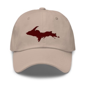 Peut inclure: Une casquette de baseball beige avec une silhouette brodée en bordeaux foncé de la péninsule supérieure du Michigan centrée sur le panneau avant. La casquette présente une visière incurvée, un bouton sur le dessus et des œillets cousus.