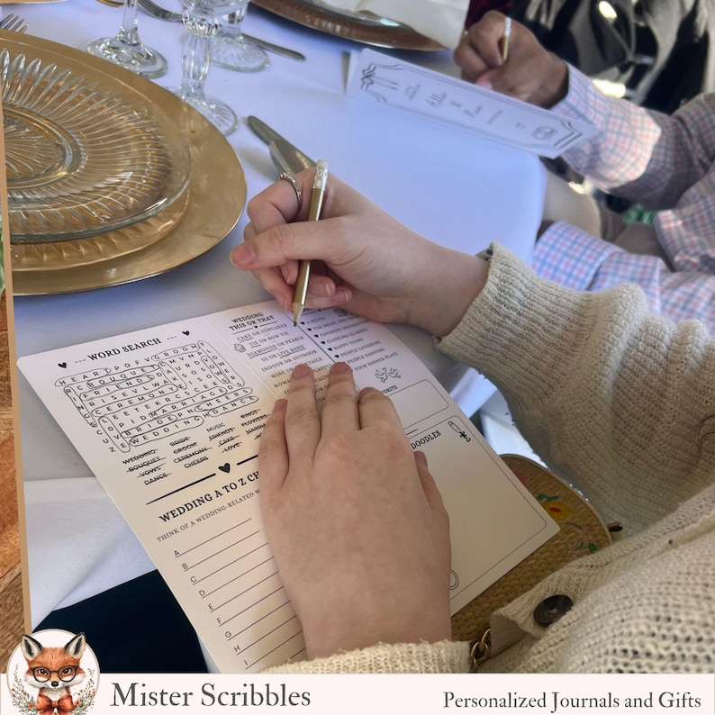 K&ouml;nnte beinhalten: Ein Set aus drei Keramikbechern mit gesprenkelter, cremefarbener Glasur. Jeder Becher zeigt ein handgemaltes Blumendesign in Blau-, Gr&uuml;n- und Gelbt&ouml;nen. Die Becher haben eine einfache, abgerundete Form und einen bequemen Griff.