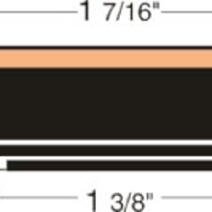 Pu&ograve; includere: Copertura per presa elettrica in plastica nera e arancione con dimensioni 1 7/16 pollici per 3/8 pollici. La copertura ha una forma rettangolare con un bordo rialzato attorno al perimetro.