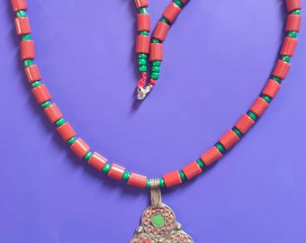 Maroko Maroc piękny antyczny berberyjski emaliowany amulet Hirz naszyjnik z koralami