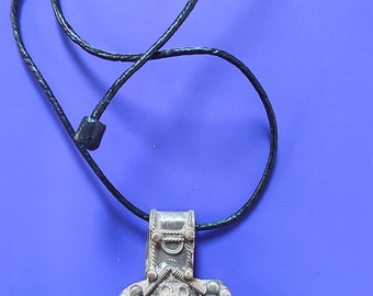 Srebrny naszyjnik z marokańskim boghdadem Tuareg, berberyjski wisiorek z południowym krzyżem etnicznym