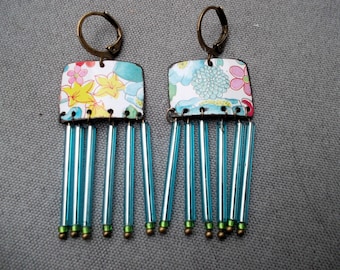 Orecchini a forma di fiore in latta riciclata con perline vintage turchesi