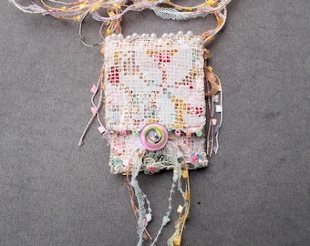 Petit sac en tissu cousu main avec dentelles anciennes et perles