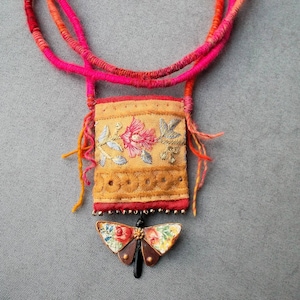 Chaîne rouge enveloppée petit sac en tissu boîte de conserve vintage papillon