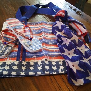 Set de chanclas rojo, blanco y azul con bolsa de tote y bufanda a juego