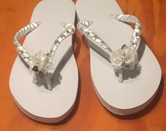 Brides Wedding Flip Flops - White Flowers\Rhinestones