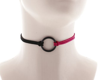 Collare girocollo in ecopelle con cordoncino sottile in rosa e nero progettato con un anello e chiusura a moschettone insieme a una collana regolabile