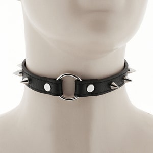 choker collar made of vegan faux leather in all black with ring necklace for a punk look with spiked details and adjustable buckle closure