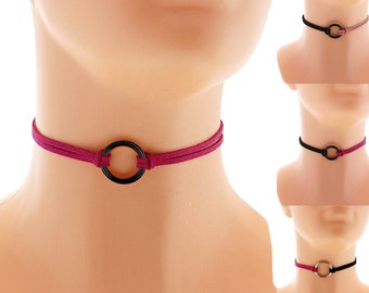 Dunne choker ketting van kunstleer met roze touwtje voorzien van een zwarte ring en karabijnsluiting en een verstelbaar