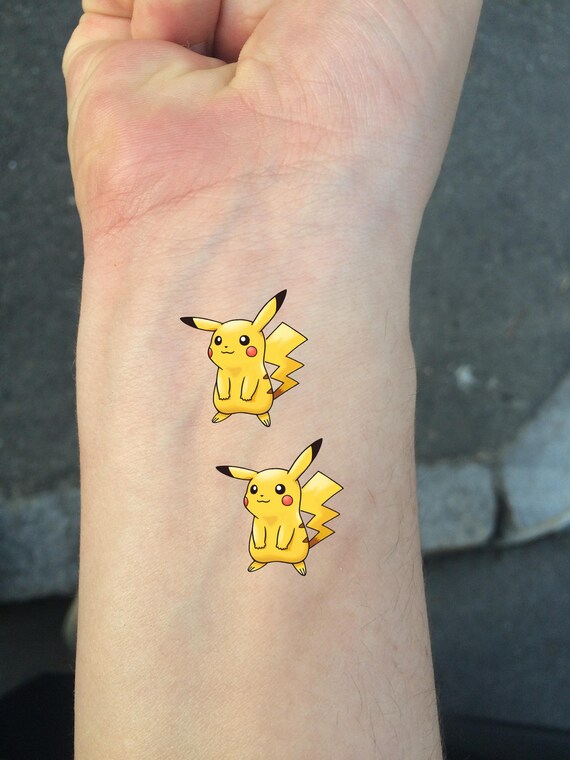 TATUAGGIO TEMPORANEO Set di 2 Pokemon da polso Tatuaggio temporaneo Vari  modelli / pikachu / squirtle / Vaporeon / Charmander -  Italia