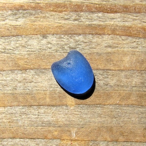 ¡Joya única en forma de corazón de vidrio marino azul cobalto! Un mini cabujón vintage de vidrio de playa pulido por el mar encontrado en las costas de Northumberland