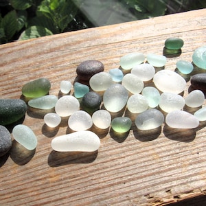 ¡Pepitas de vidrio marino de colores! 36 piezas de vidrio de playa de color blanco, azul, ámbar, verde, gris y aguamarina desgastadas naturalmente por las olas en formas redondeadas y gruesas.