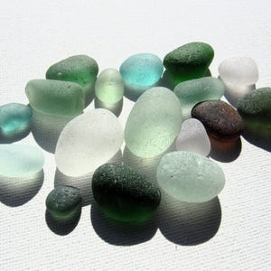 Des pépites de verre de mer colorées ! 17 morceaux de verre de plage blancs, bleus, ambrés, verts, lilas pâles et turquoise naturellement usés par les vagues pour donner des formes arrondies