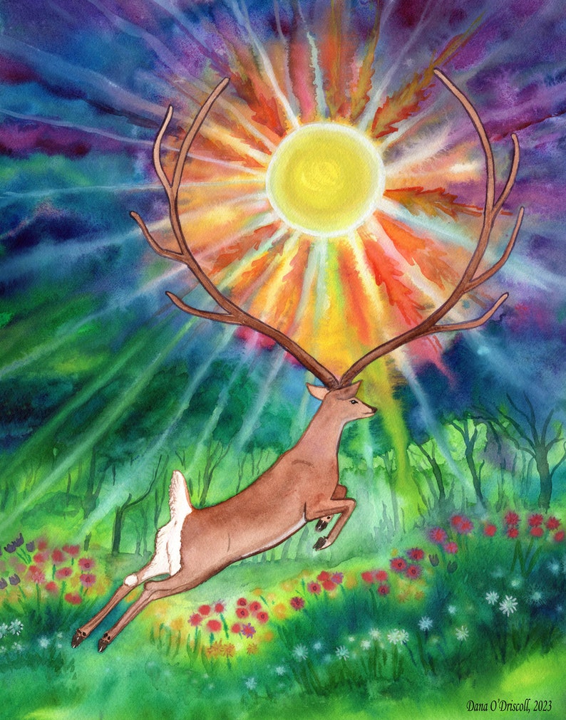 Puede incluir: Una pintura de acuarela de un ciervo con grandes cuernos saltando a trav&eacute;s de un bosque con un sol amarillo brillante brillando a trav&eacute;s de los &aacute;rboles. El ciervo es marr&oacute;n con una mancha blanca en su grupa. El fondo es una mezcla vibrante de morado, azul, verde y amarillo.