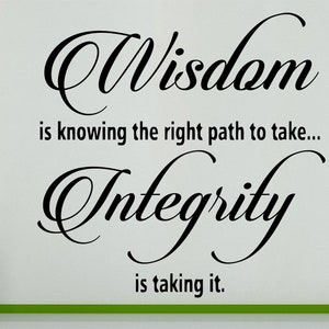 Könnte beinhalten: Schwarz-weißer Text an einer weißen Wand mit der Aufschrift "Wisdom is knowing the right path to take... Integrity is taking it."