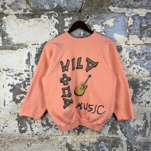 Sudadera con gráfico recortado vintage de los 90, color naranja, con guitarra Wildwood Music, talla grande imagen 1