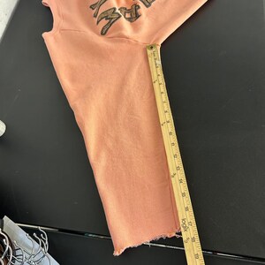 Sudadera con gráfico recortado vintage de los 90, color naranja, con guitarra Wildwood Music, talla grande imagen 4