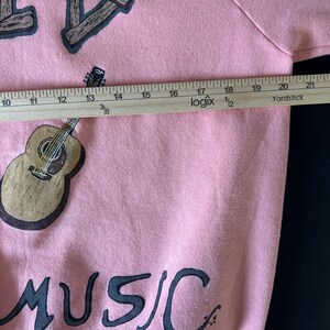 Sudadera con gráfico recortado vintage de los 90, color naranja, con guitarra Wildwood Music, talla grande imagen 7
