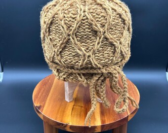 Gorro de invierno de punto trenzado en color marrón camello hecho a mano con borlas de diamante
