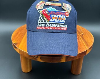 Gorra vintage de la Sylvania 300 New Hampshire Speedway de American Needle, pines de NASCAR de 2003