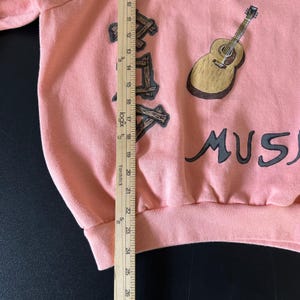 Sudadera con gráfico recortado vintage de los 90, color naranja, con guitarra Wildwood Music, talla grande imagen 8