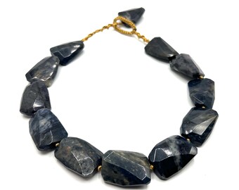 Collar llamativo de dumortierita anudado a mano – Piedra natural facetada, sin metal, cierre de macramé dorado