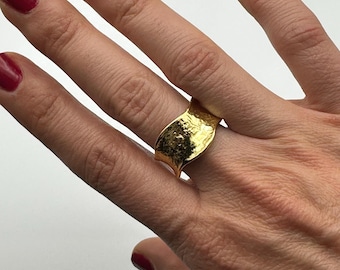 Anillo texturizado llamativo: plata de ley y baño de oro de 14 k