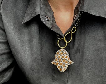 Collar Hamsa con incrustaciones hechas a mano