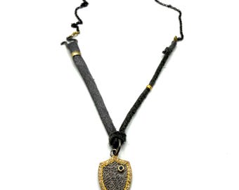 Collar Talismán Escudo, Colgante de Diamante y Zafiro, Cadena de Cuero y Plata Oxidada, Joyería Moderna de Metales Mixtos