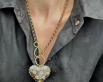 Collar con corazón incrustado