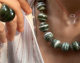 Collar de crisotilo y serpentina anudado a mano – Cuentas de piedra natural, sin metal, cierre de macramé dorado