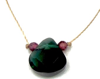 Collar de rubí y Swarovski verde intenso • Pequeño colgante de cristal en cordón • Joyería minimalista ajustable sin metal • Colección PURE