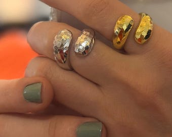 Anillo curvo Disco martillado – Plata de ley y baño de oro de 14 k