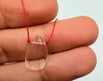 Talismán de cuarzo transparente con cordón rojo: ajustable y único.