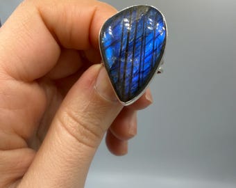 Anillo de labradorita en plata de ley • Anillo llamativo con forma de lágrima azul grande