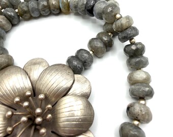 Collar llamativo de labradorita con colgante de flor de plata de ley hecho a mano
