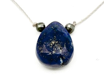 Collar de lapislázuli • Pequeño colgante de lágrima con pirita • Joyería minimalista ajustable sin metal • Colección PURE