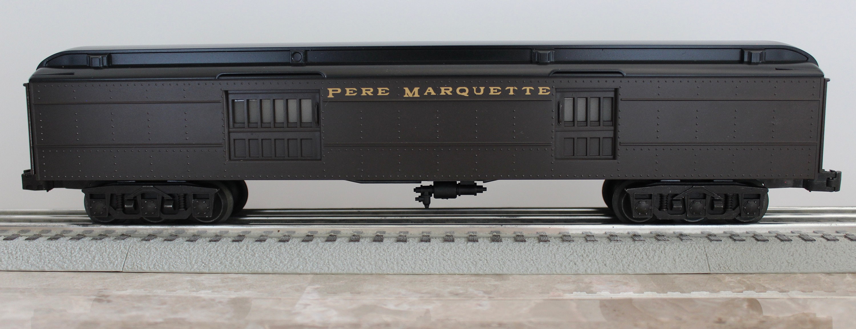 Set of Four Lionel Pere Marquette Heavyweight Passenger Cars Rolling