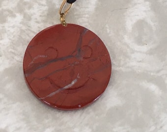 Blij gezicht / verdrietig gezicht hanger - rode jaspis 2-faced charme glimlach of frons, Jasper kristal ketting edelsteen kraal, stenen charme, natuurlijke sieraden