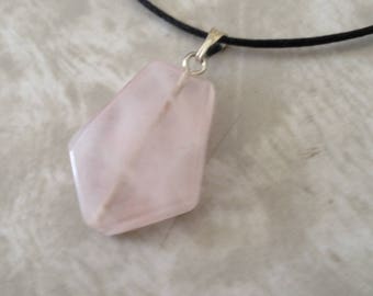 Rozenkwarts vrije vorm gefacetteerde puntvormige gesneden edelsteen hanger, roze kwarts kristal ketting op verstelbaar koord, natuursteen sieraden