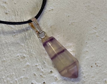 paarse fluoriet punt hanger, gestreepte fluoriet vorm ketting op zwart koord, fluoriet kristal ketting, edelsteen hart, fluoriet kraal